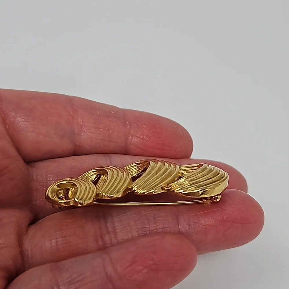 Avon Gold Tone Swirl Brooch Pin Textured